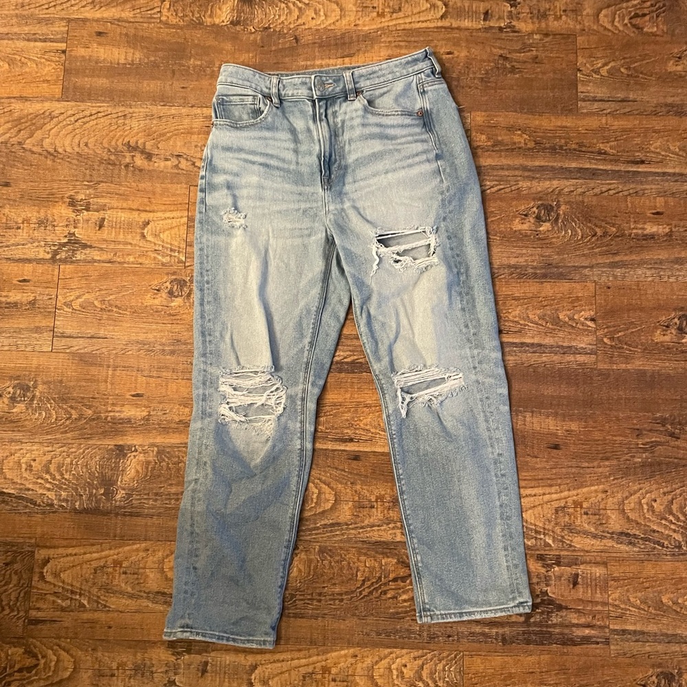 American Eagle Lightwash Ripped Jeans
